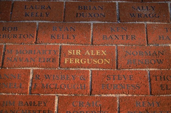 Sir Alex được khắc tên trên tường của sân Old Trafford.